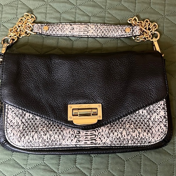 - Kenneth Cole Snake Front Handbag. - Picture 3 of 16